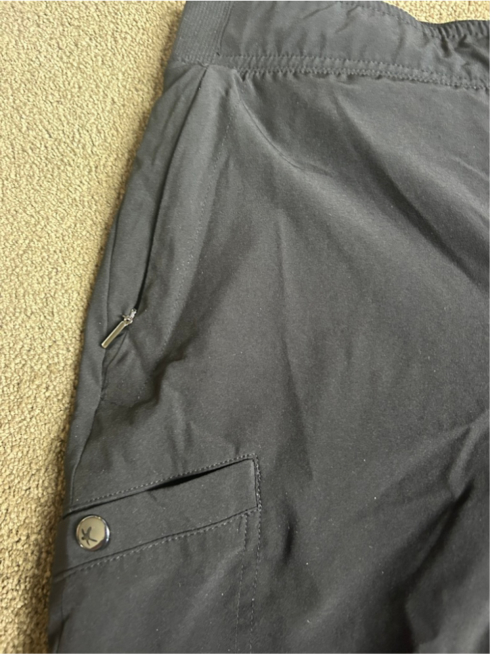 Women's Chico's Zenergy Black Cargo Shorts Size 1 - Picture 3 of 8